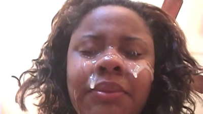 Une brésilienne noire reçoit du sperme sur le visage après une sodomie avec une grosse bite.